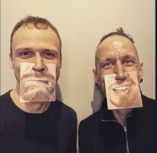 Divi vīrieši ar humoristiskām foto maskām bērna dzimšanas dienā