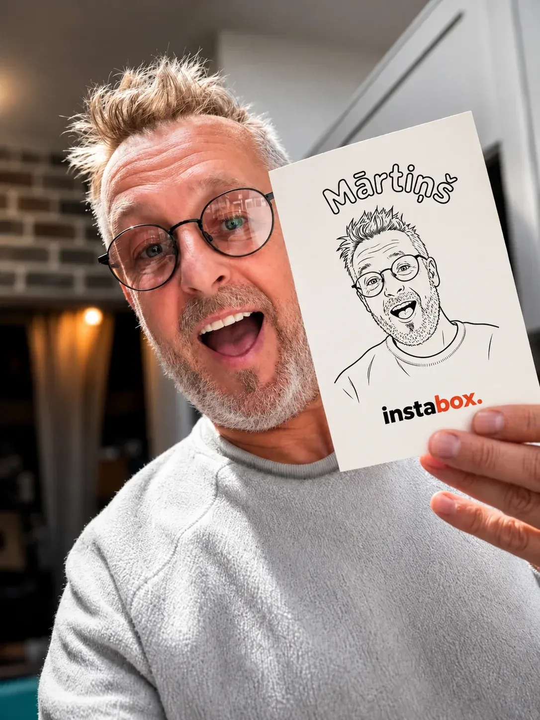 Viesis smejas, turot savu robota zīmēto karikatūru