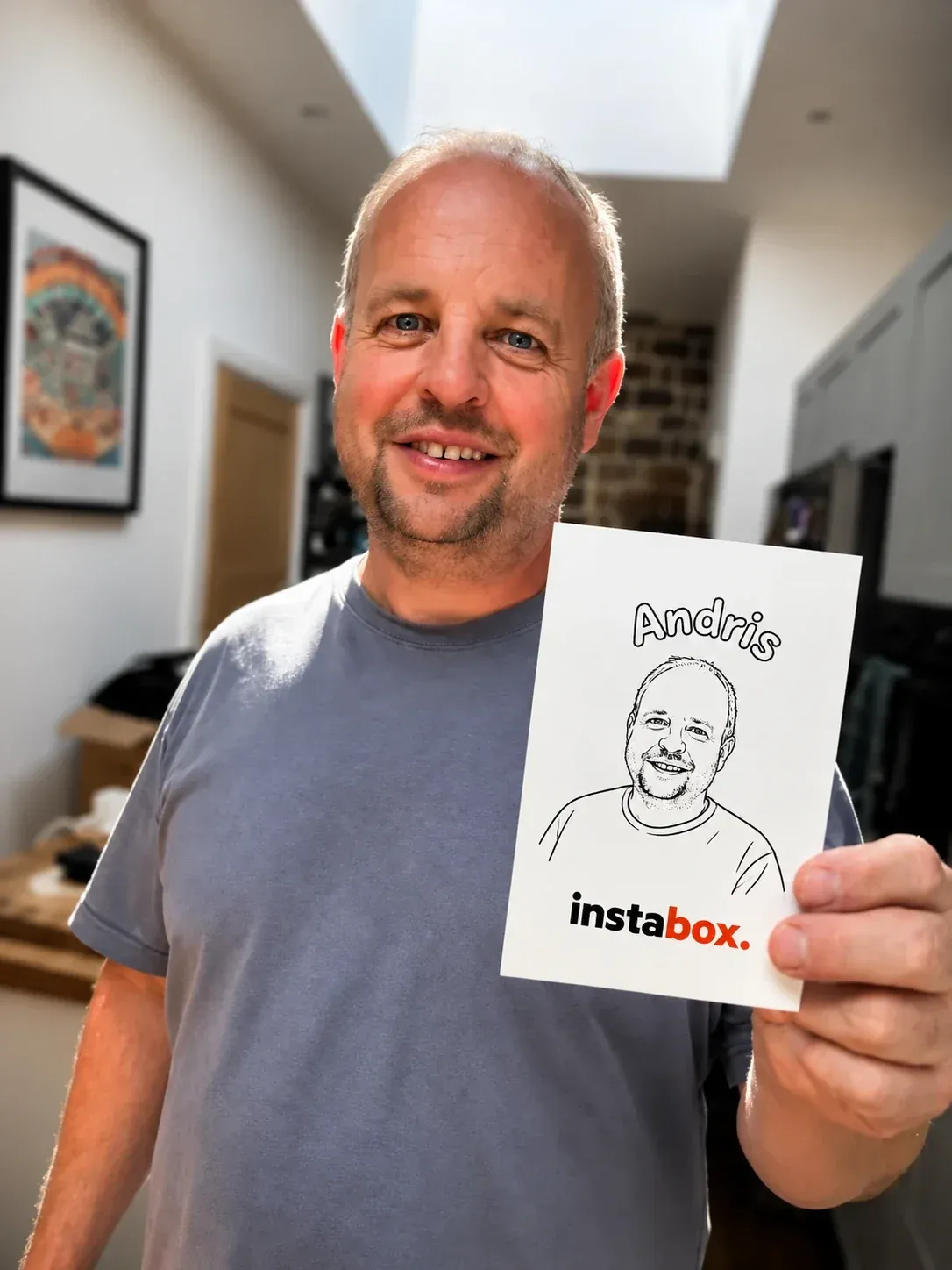 Viesis ar personalizētu karikatūru, ko uzzīmēja robots karikatūrists