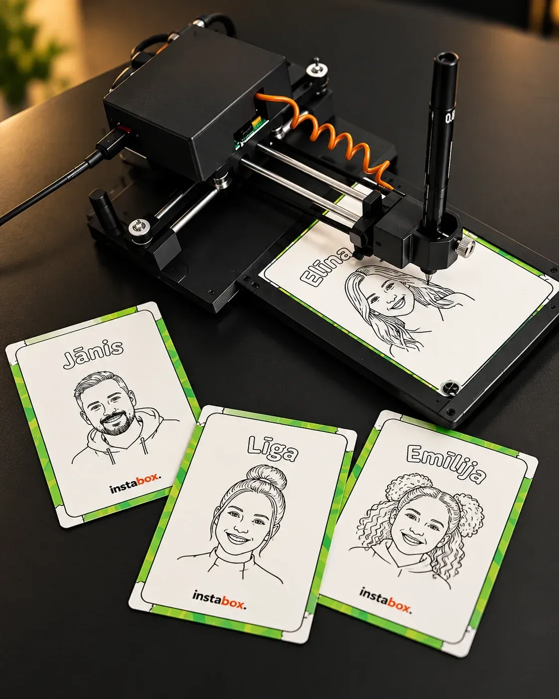 AI karikatūru robots ar pildspalvu zīmē viesa karikatūru, blakus gatavas karikatūras ar vārdiem un Instabox logo