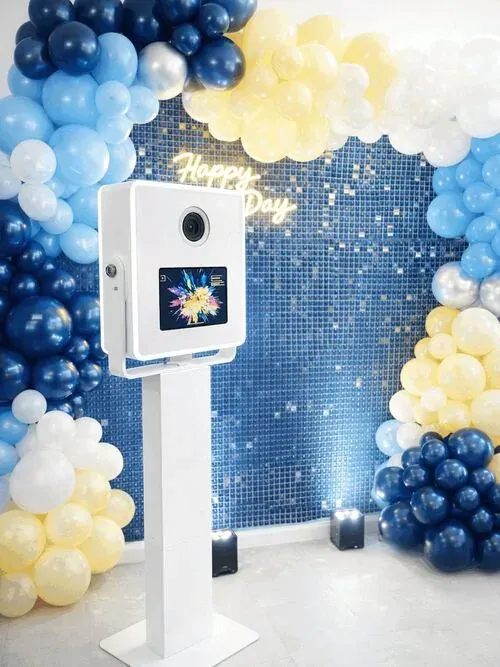 Digitālā foto kaste ar planšetes ekrānu pie balonu sienas