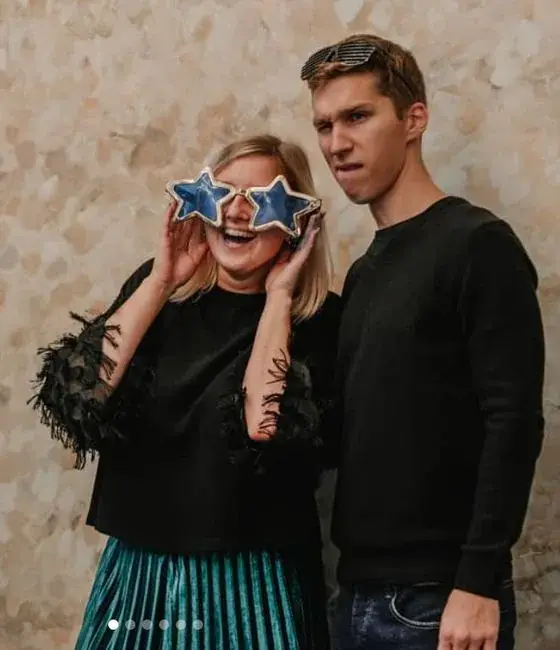 Pāris ar zvaigžņu brillēm foto kastē skolas salidojumā