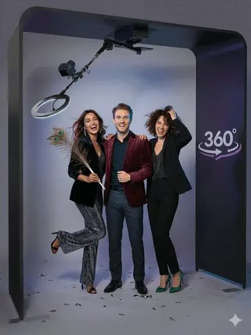 Trīs viesi uz liela Top 360 spinera platformas ar gaismas arku