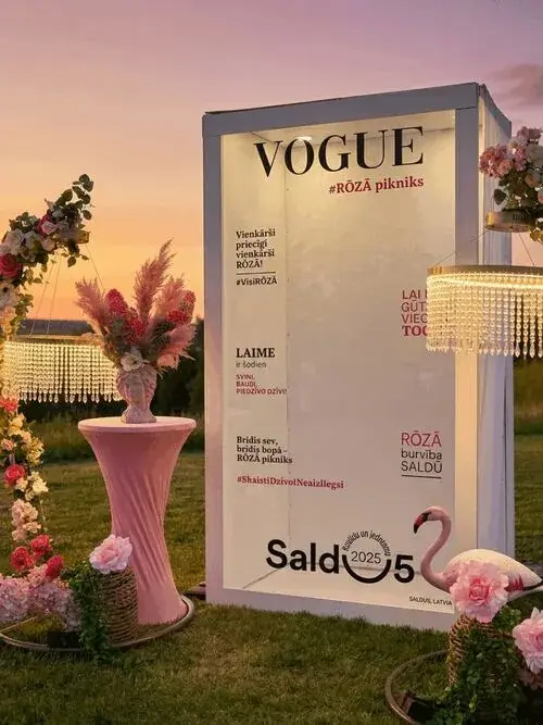 Žurnāla vāka foto stends VOGUE stilā dārza pasākumā saulrietā
