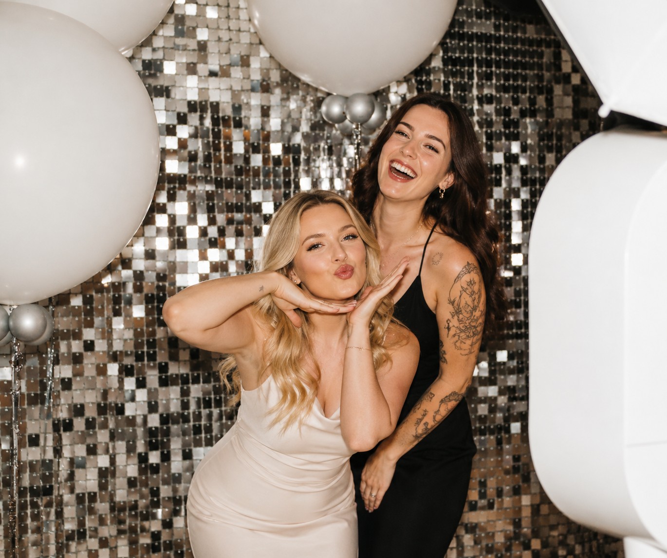 Divas līgavu meitenes spogulīšu foto zonā ar balonu dekoru
